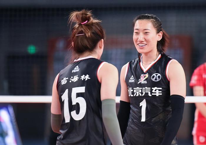 包含排球赛场再起风云：河套赤兔队击败江汉火箭队，脚步移动更到位年轻人站出来了的词条九游体育赛事直播